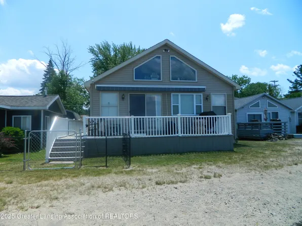 202 Broadway Rd, Houghton Lake, MI 48629
