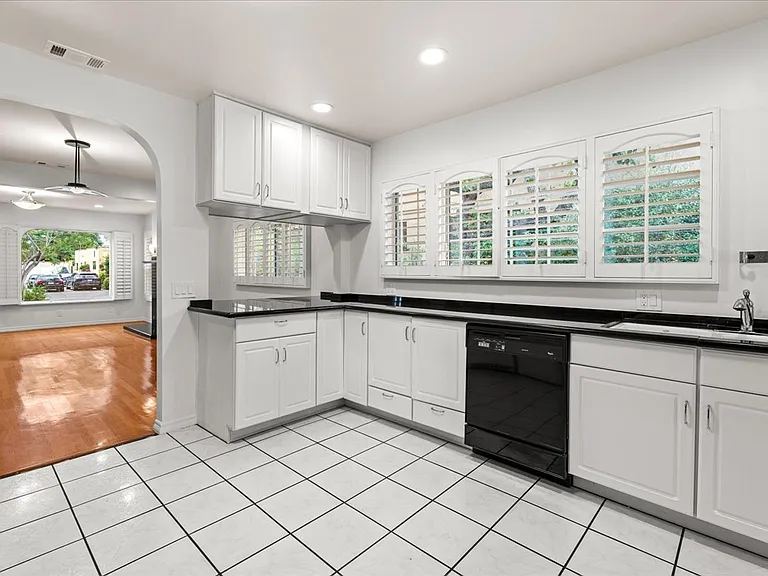 2126 Selby Ave — Photo 7