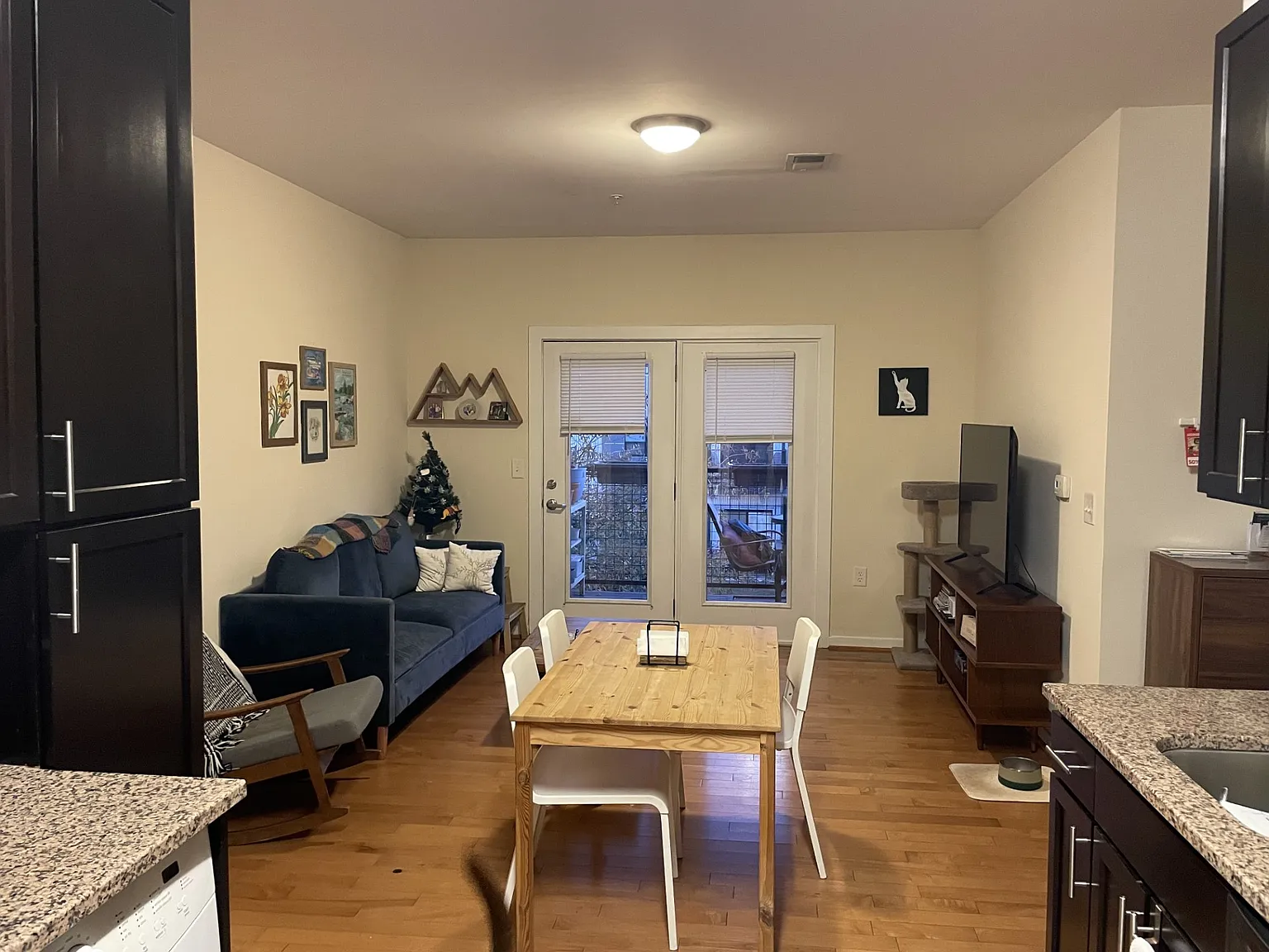 909 Perry St — Photo 3