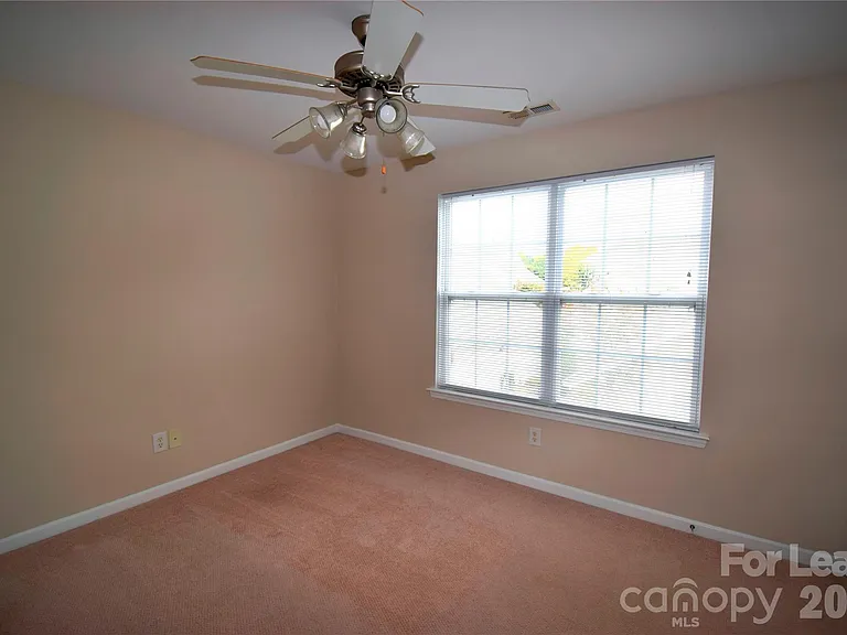 1077 Woodglen Ln — Photo 11