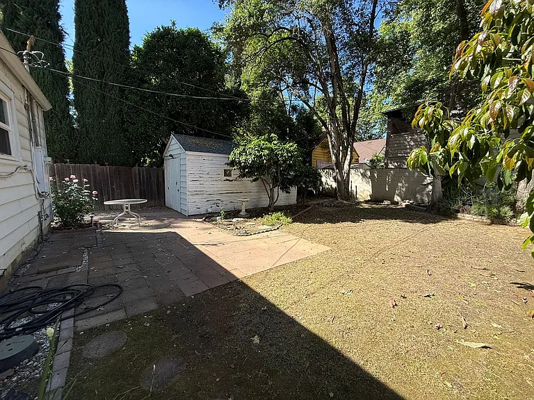1813 Beverly Way — Photo 22