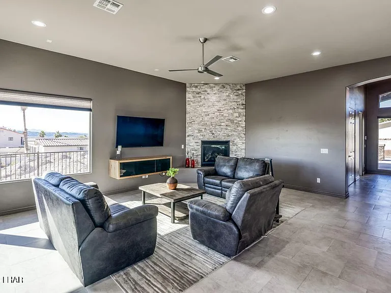 2520 Demaret Dr — Photo 12