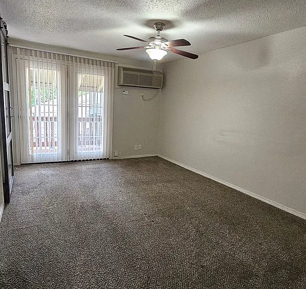 Colonial Terrace — Photo 7