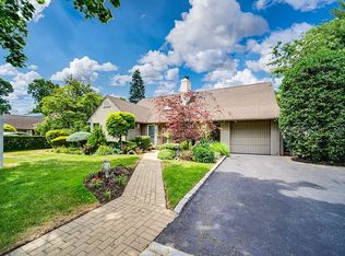 8 Ranch Pl, Merrick, NY 11566