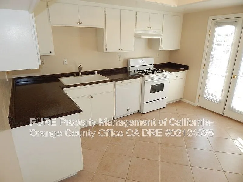 2 bed, 2.0 bath, 900 sqft, $2,700 — Photo 1