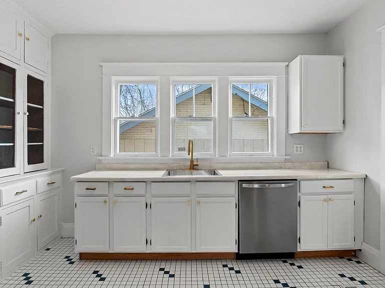 1213 W Jefferson Blvd — Photo 20