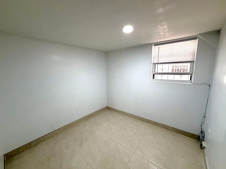 2040 E 23rd St #BASEMENT — Photo 6