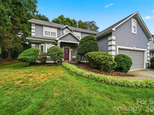 5666 Gold Creek Bay Dr, Hickory, NC 28601