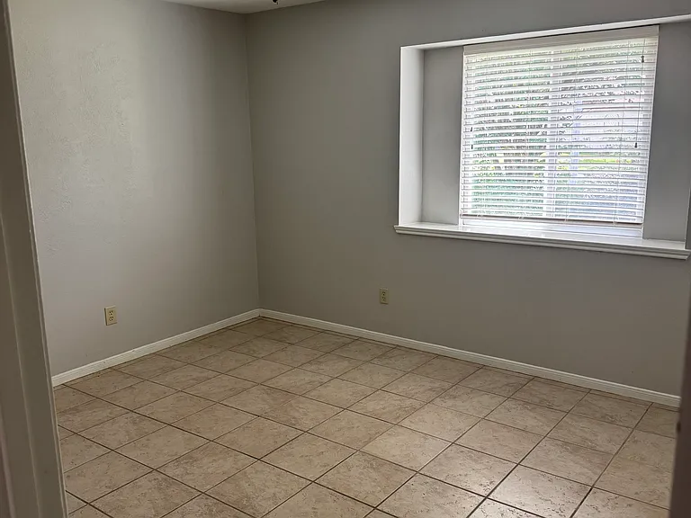 2421 Maxwell Ln — Photo 10