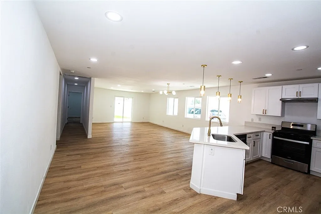 3 bed, 1850 sqft, $3,195 — Photo 4
