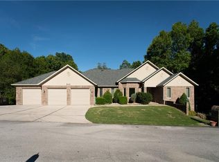 8640 Apple Gln, Rogers, AR 72756
