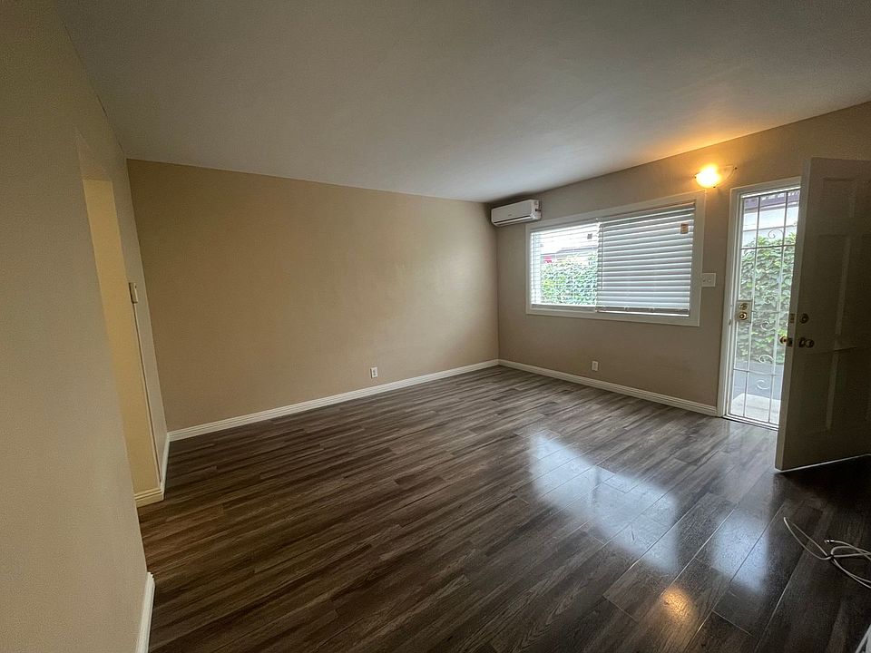 1st image of 14121 Sylvan St Unit 1/2
