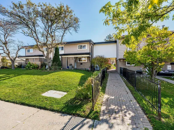 925 Bayly St #17, Pickering, ON L1W 1L4