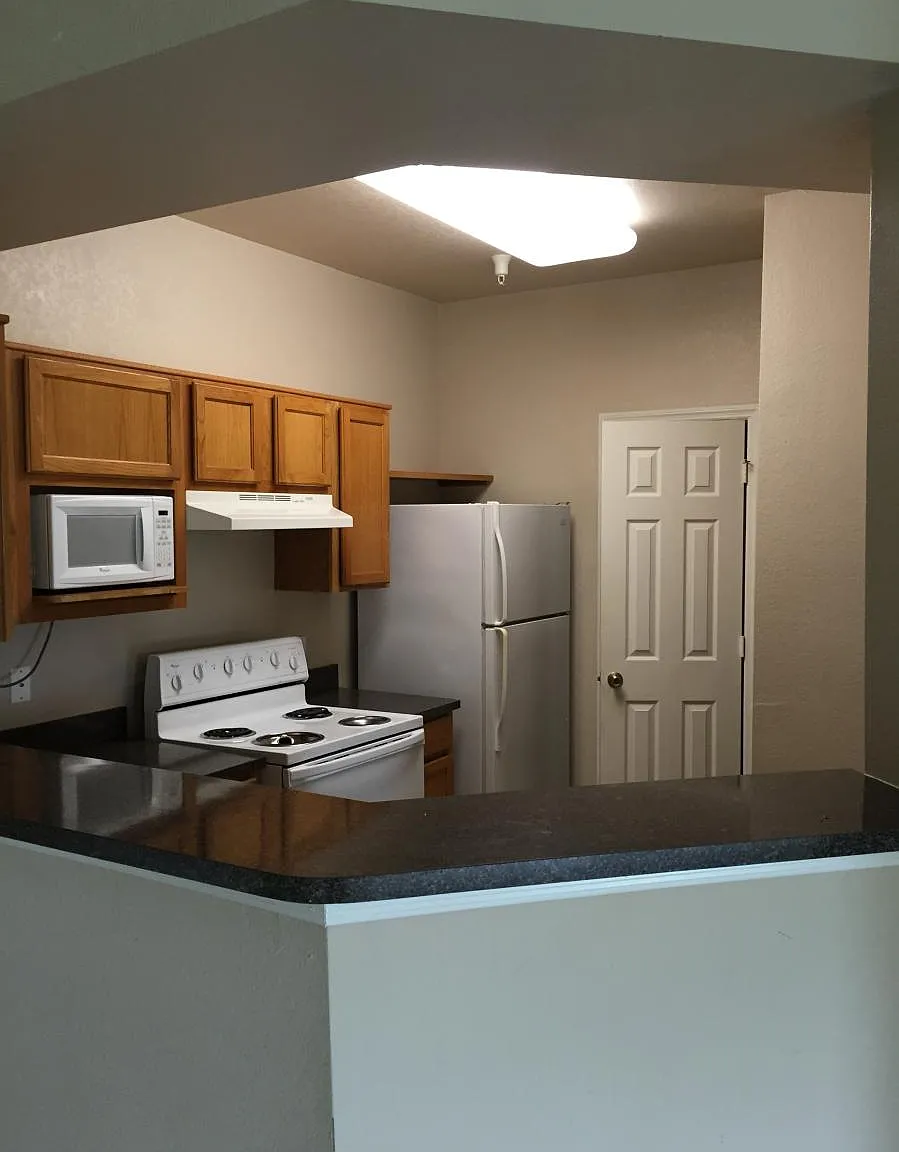 2 bed, 1050 sqft, $1,595 — Photo 1