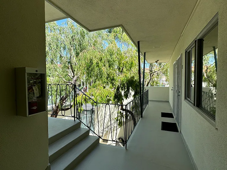 919 W 10th St — Photo 14
