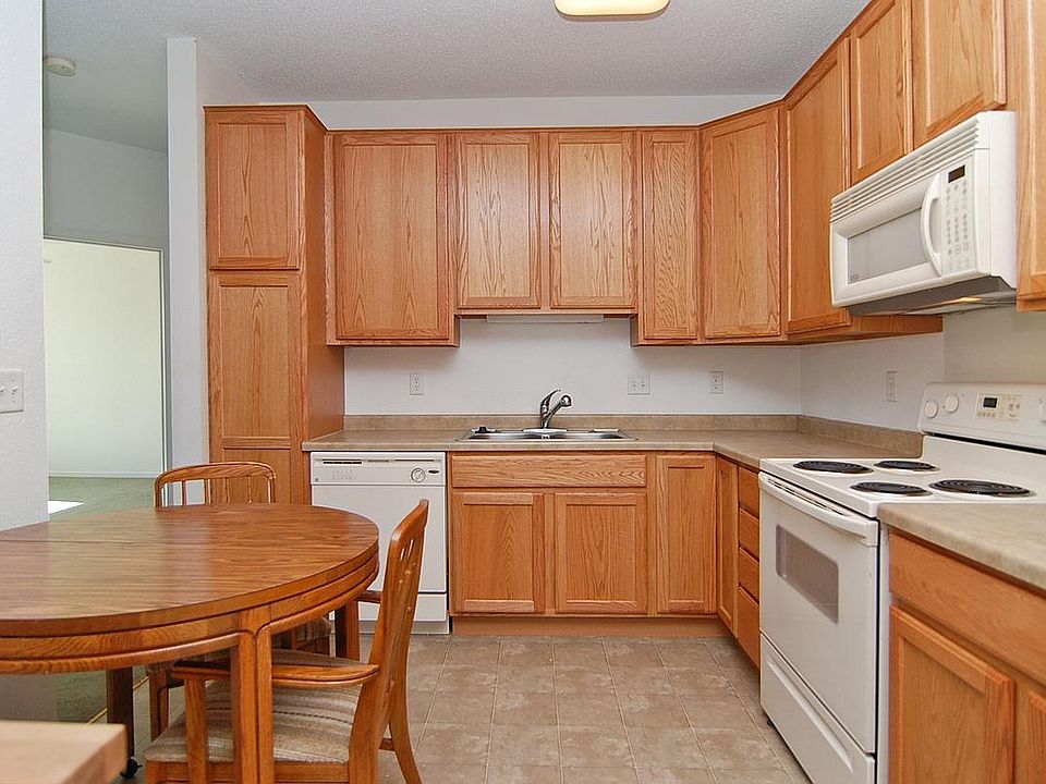 Convenient eat-in kitchen w/loads of cabinetry!