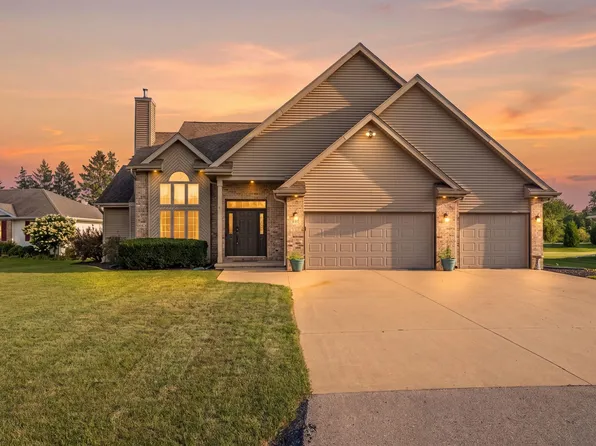 2705 Oakwood Cir, Oshkosh, WI 54904