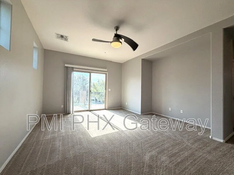 3 bed, 2.5 bath, 2004 sqft, $2,413 — Photo 2