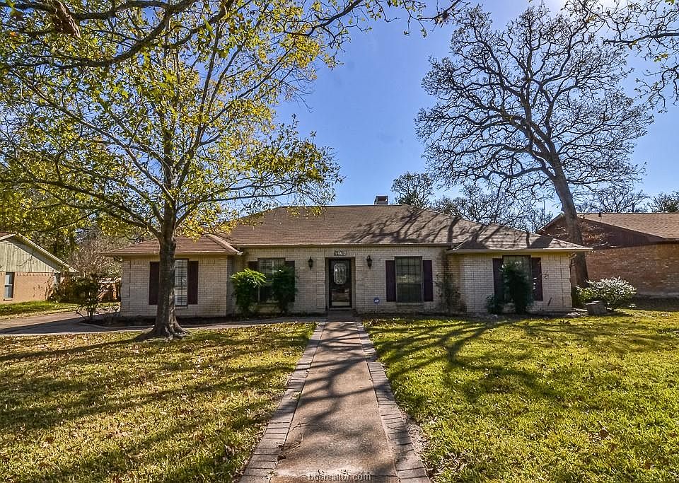 1st image of 2704 Wood Cliff Ct