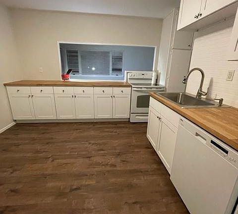 4th image of 1219 Lawrence Ave