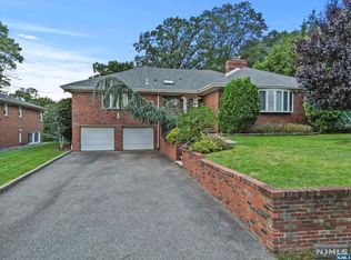 2233 Jones Rd, Fort Lee, NJ 07024