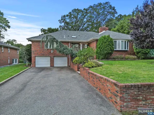 2233 Jones Rd, Fort Lee, NJ 07024