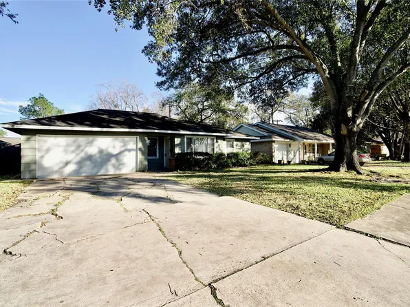 8733 Robindell Dr, Houston, TX 77074