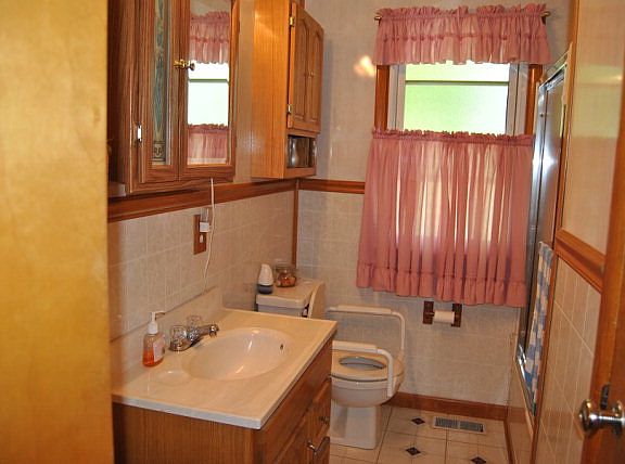5th image of 1104 McLeod Ln