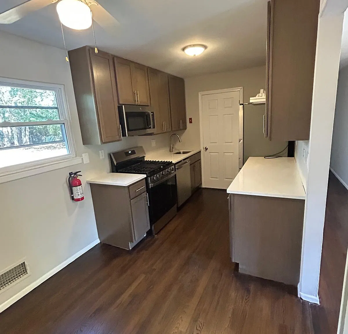 3 bed, $2,990 — Photo 4
