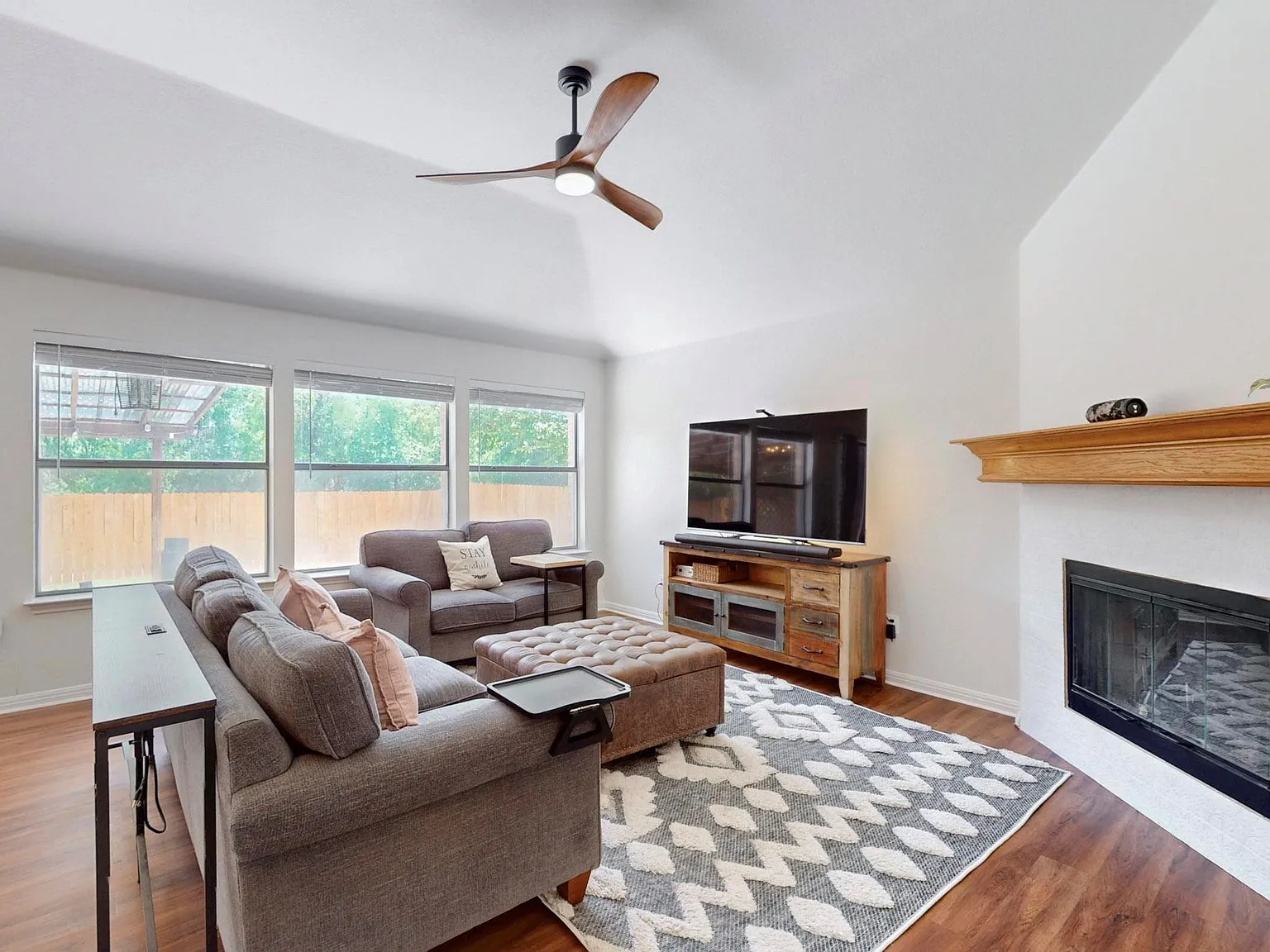 3 bed, 2.0 bath, 1356 sqft, $1,900 — Photo 4