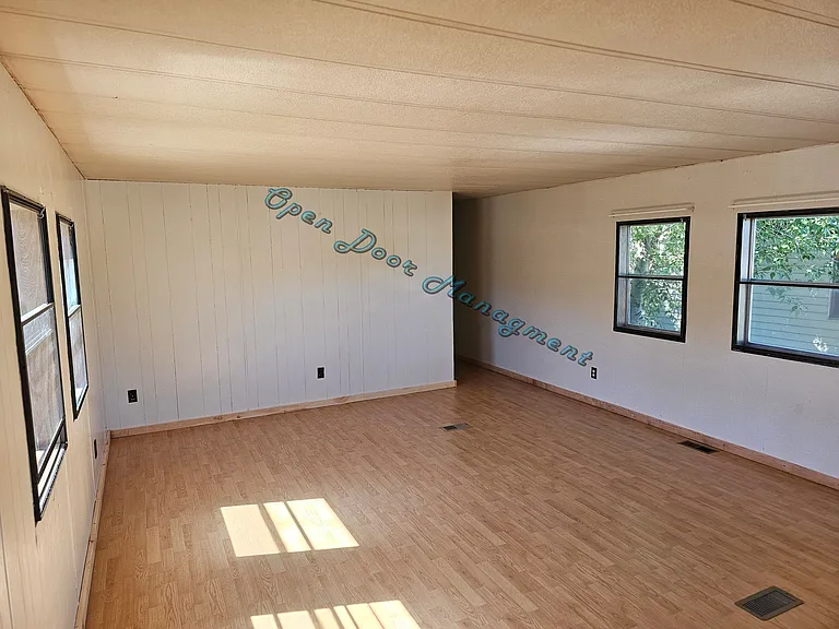 2324 Pine St — Photo 3