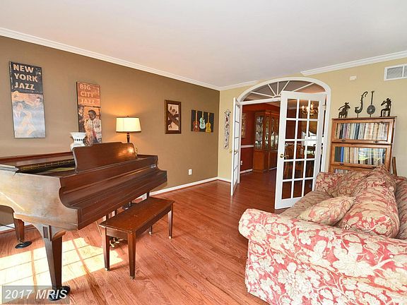 Lovely Living Room w/Hardwood Floors