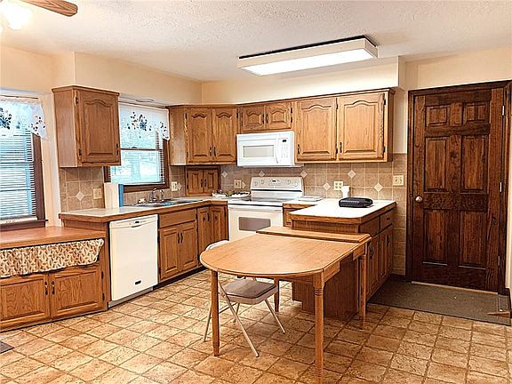 4th image of 1705 NW Willow Cir