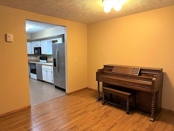2nd image of 829 Maberly St