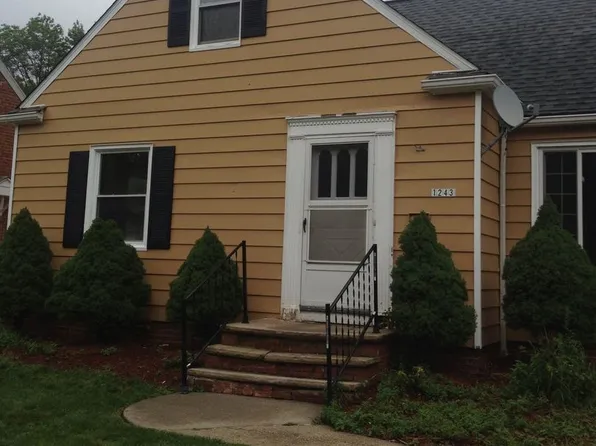 1243 Churchill Rd, Lyndhurst, OH 44124