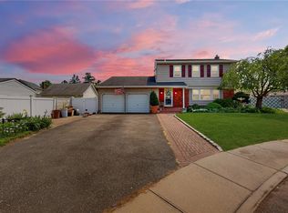 8 Robin Ct, Hicksville, NY 11801