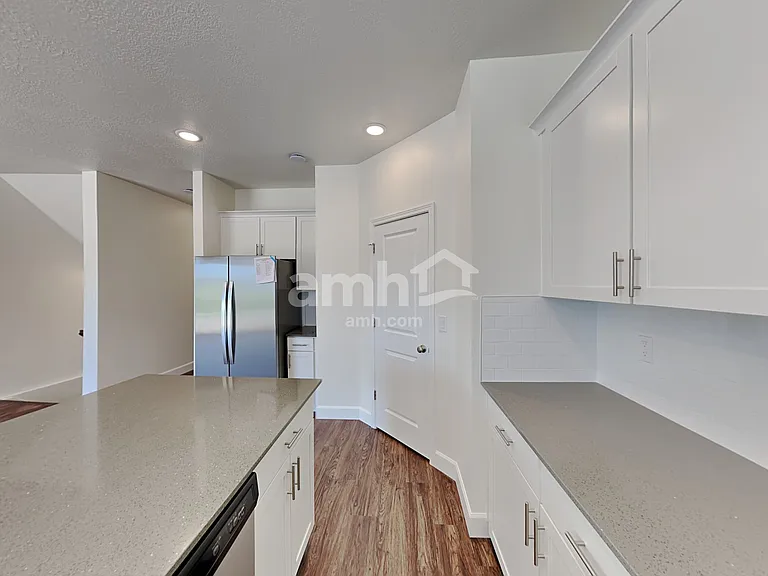 288 N Allen Ln — Photo 3
