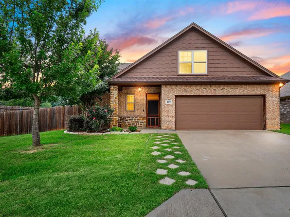 210 Donna Cir, Granbury, TX 76049