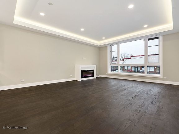 3rd image of 3046 N California Ave #101