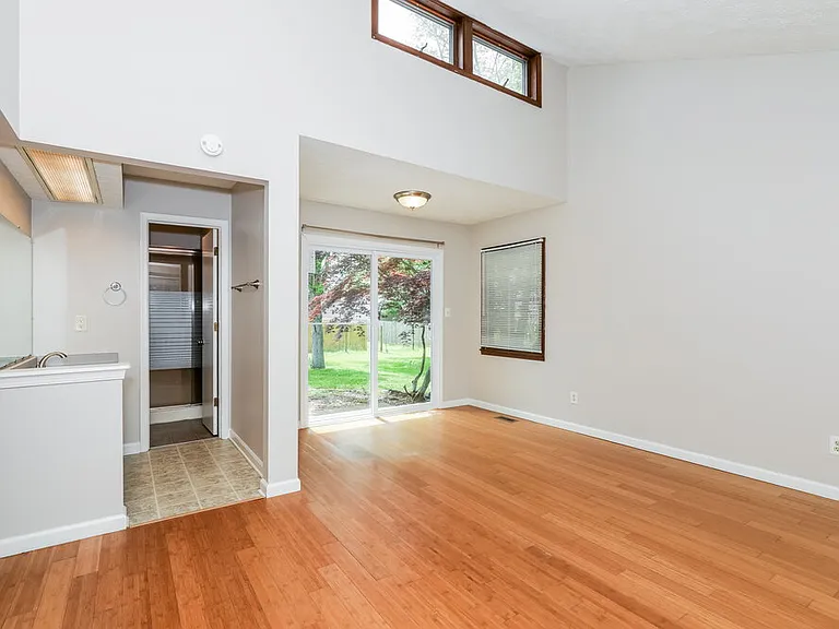 476 Spring Dr — Photo 5