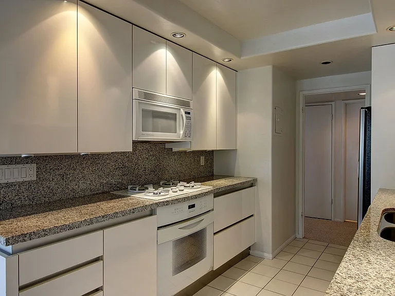 2630 State St #6 — Photo 14
