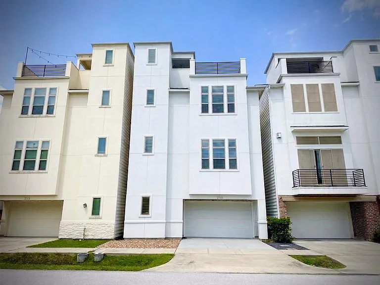 2115 Detering St — Photo 1