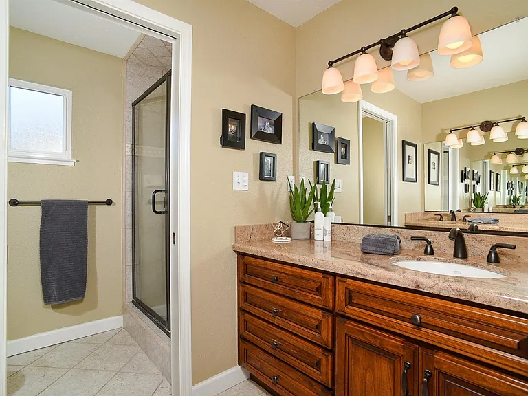 1228 Lantern Ct — Photo 21