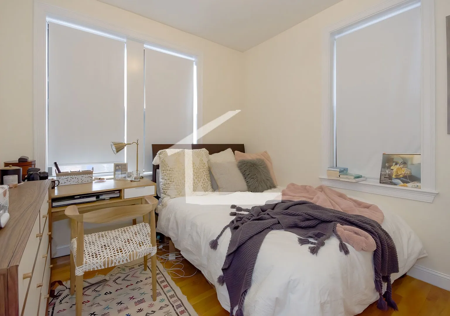 Large 2 bed in Allston — Photo 2