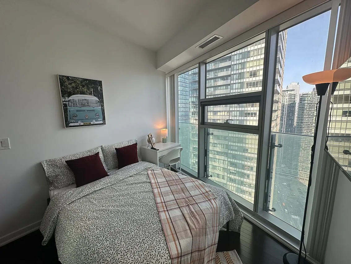 Deluxe Room - York St & Bremner Blvd — Photo 3