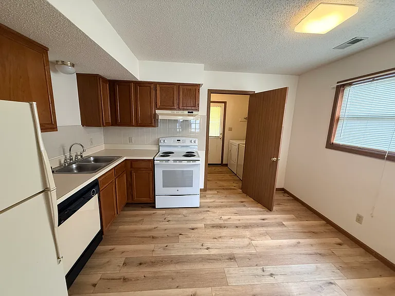 2 bed, 1.0 bath, $850 — Photo 5