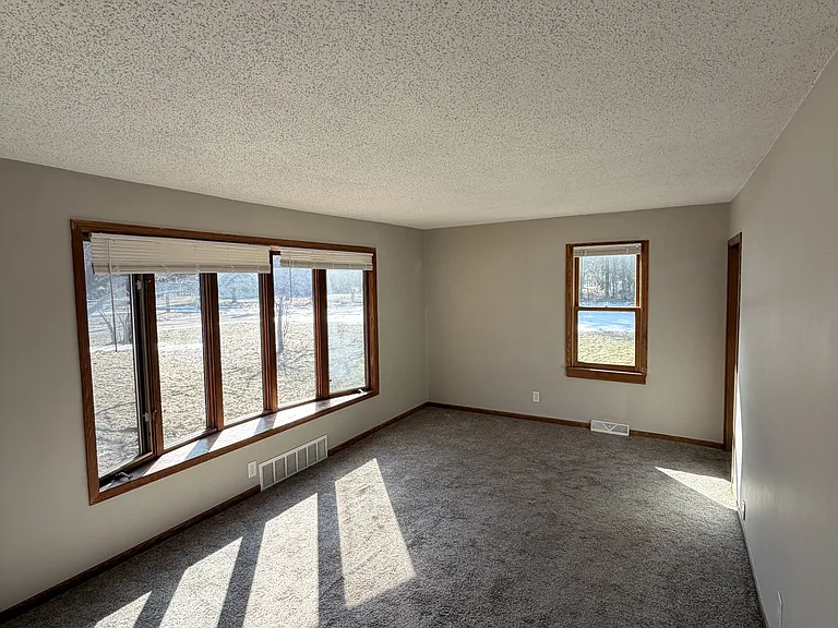 6909 Lakeview Dr — Photo 3