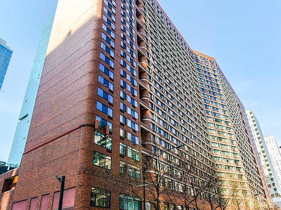 2nd image of 211 E Ohio St #3349450