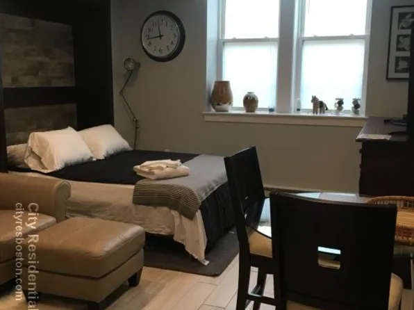 4 Greenway Ct APT 8, Brookline, MA 02446