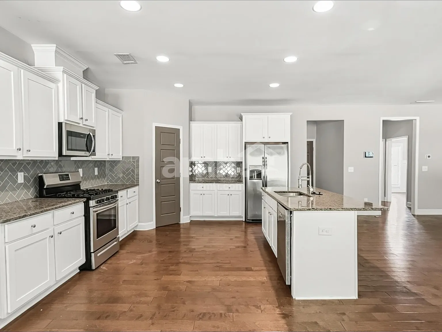 5 bed, 4.5 bath, 3662 sqft, $3,365 — Photo 4